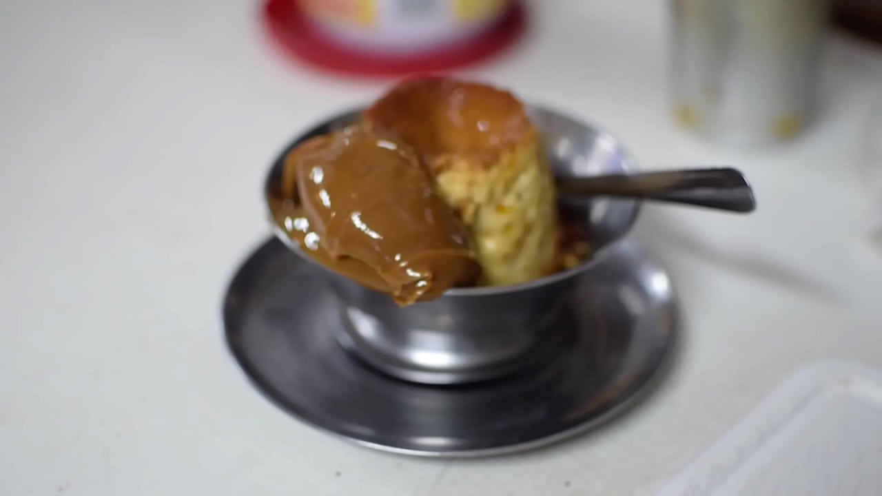 Se arma una fiesta de comida y todos se suman a la mesa del Comedor Balcarce para probar todo lo que est&aacute; disponible en el bodeg&oacute;n