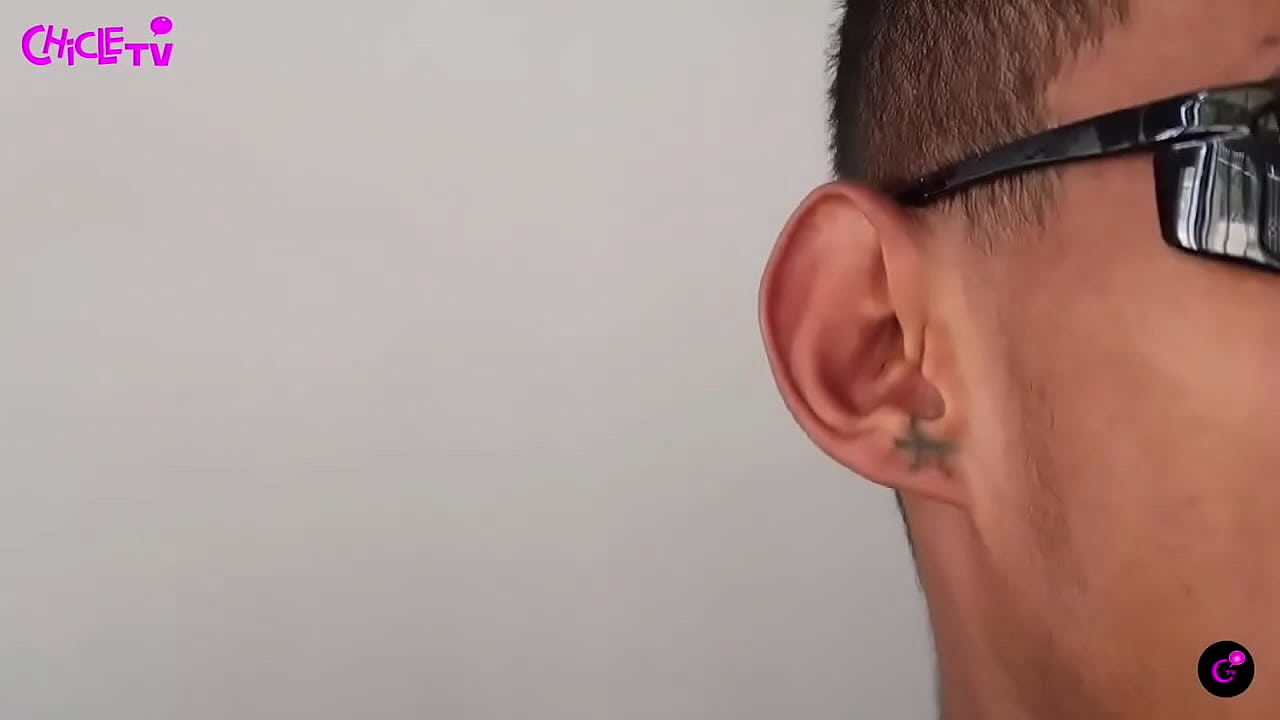 el tatuador le tatuo la oreja a lo rasta y lo perjudico.