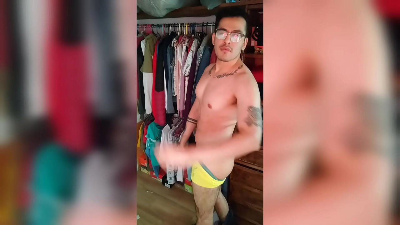 Bailo en la cam tocandome muy rico hasta eyacular semen de mi verga dotada