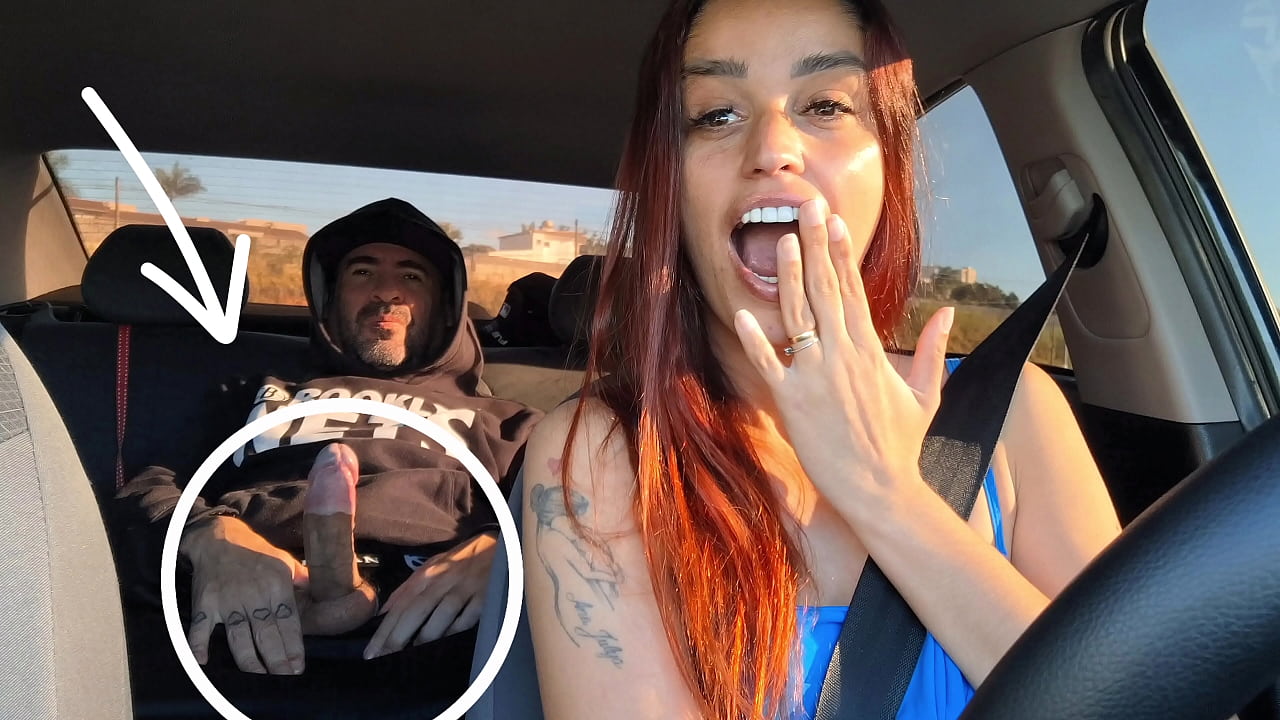 Motorista de app safada pegou passageiro se masturbando por tr&aacute;s e fudeu com ele sem camisinha!