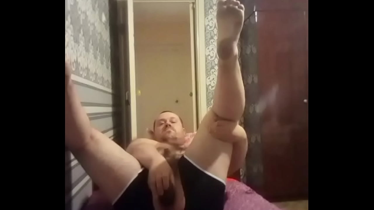 Пожалуйста! Если у тебя такой большой толстый член,как огурец в этом видео, приди и трахни мою огромную голодную жопу! Я уже теку!