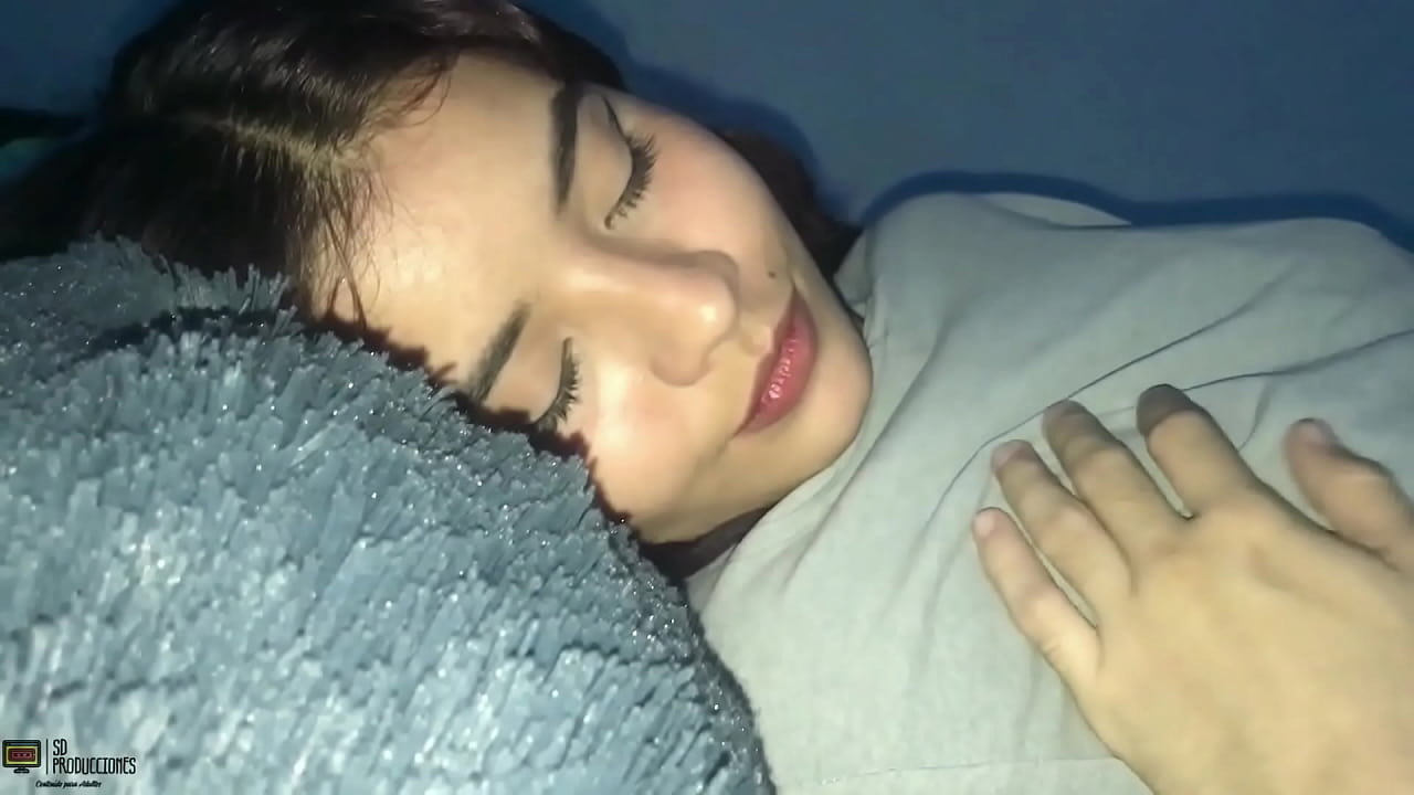 Comi&eacute;ndome el co&ntilde;o caliente de mi hermanastra