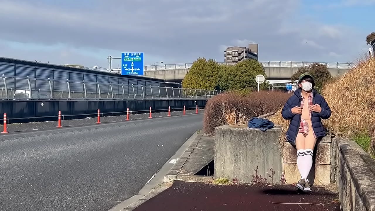 女装まゆの露出大股開き