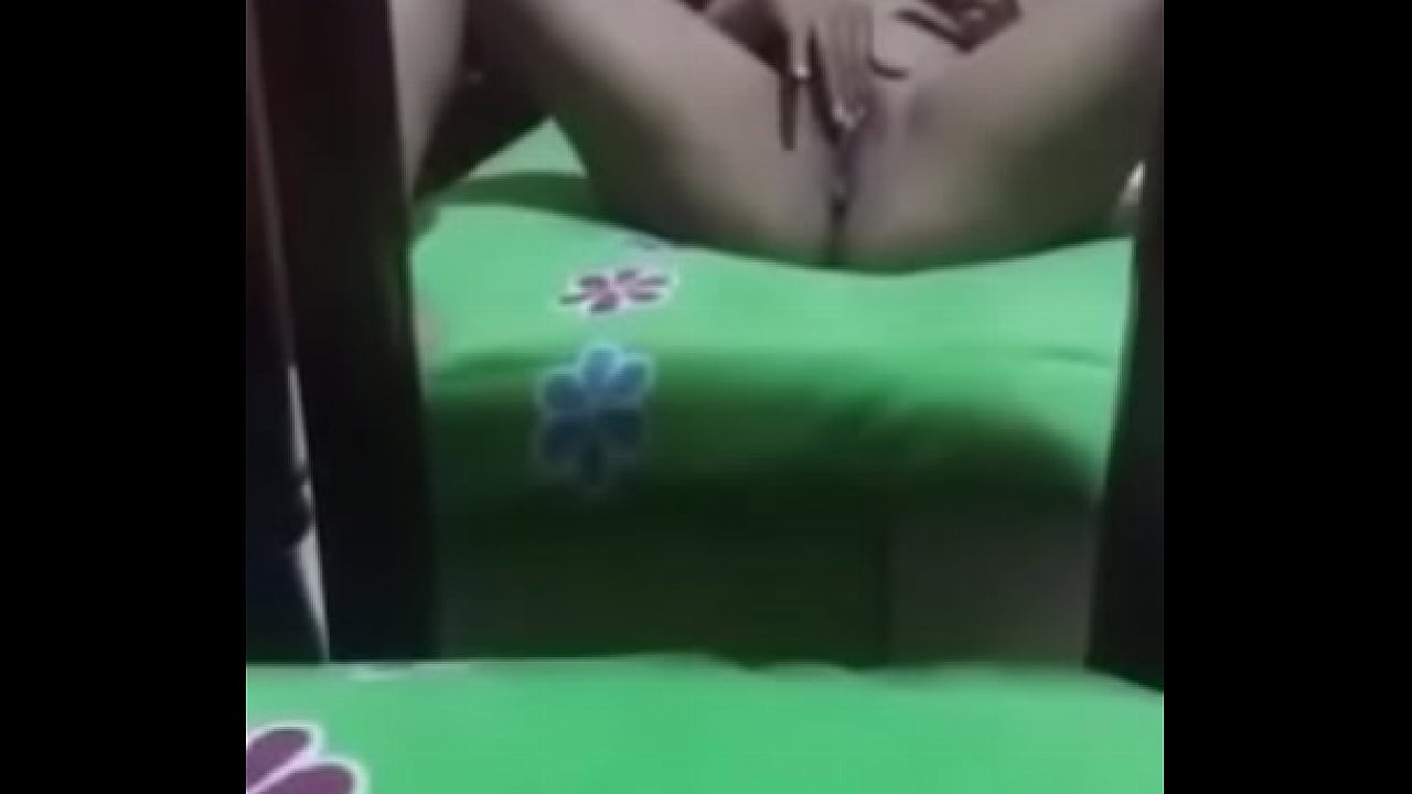 Vecina casada muy caliente se toca para m&iacute;