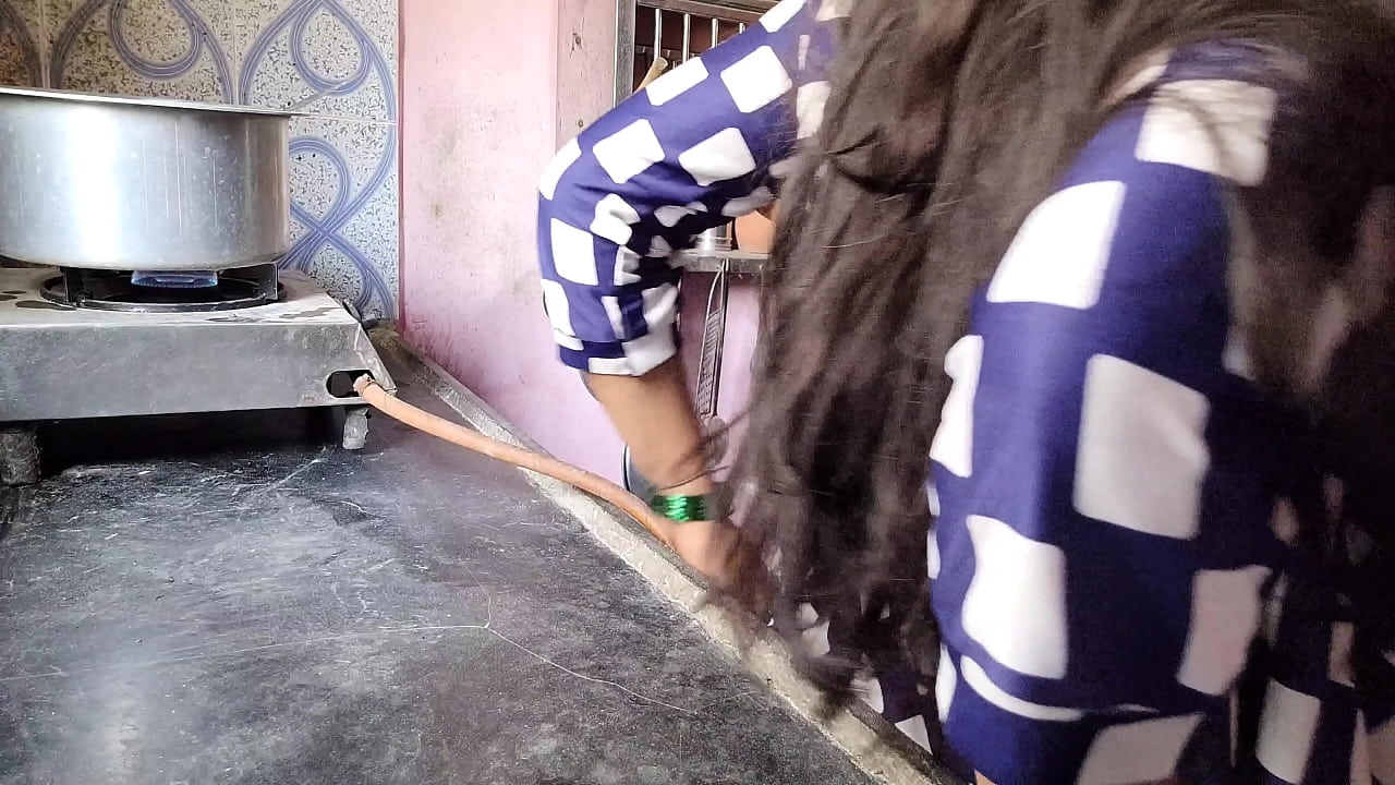 आशू को उसके यार ने खाना बनाते बनाते चोद डाला