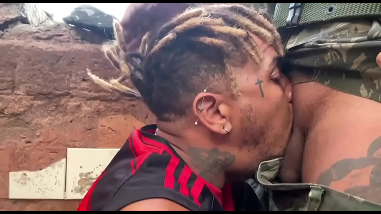 Deu o cu pro milico atr&aacute;s do quartel, e ficou com o cu cheio de porra.