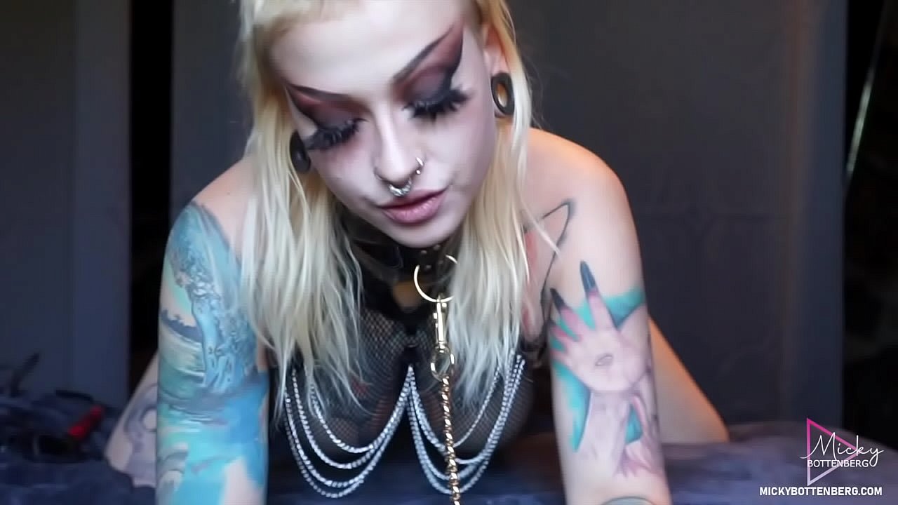 Tattoed girl Micky Bottenberg banged by master
