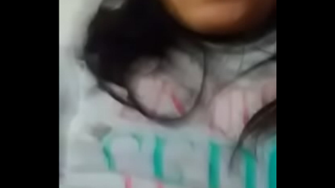 Gordinha novinha cheia de vontade sendo induzida a se exibir ao vivo