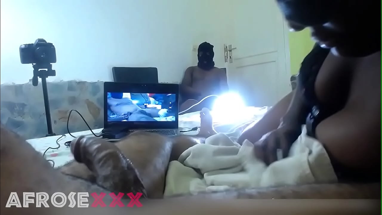 Ebony Dick sucer les l&egrave;vres femme travaillant sur ce bois