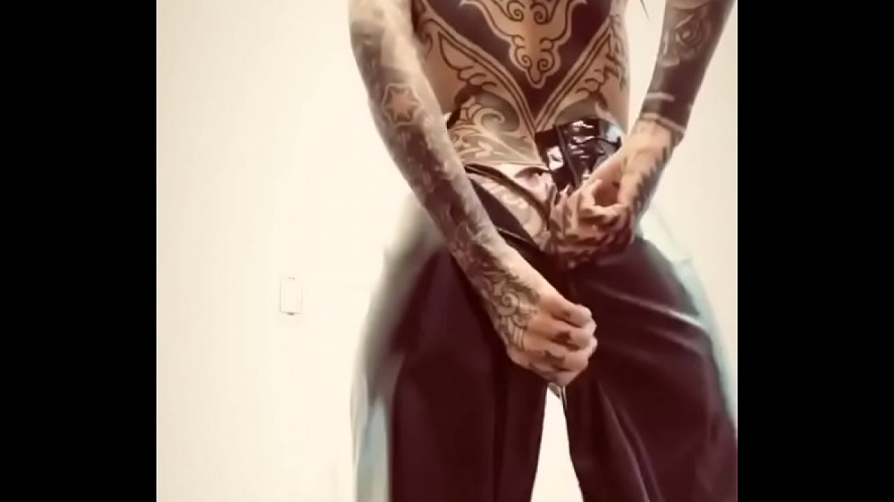 Cande Tinelli prob&aacute;ndose ropa