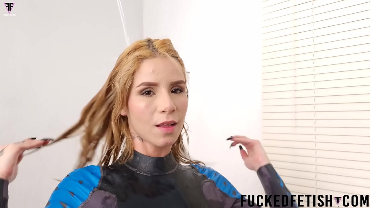 Blonde Skinny wetlook bathtub fetish