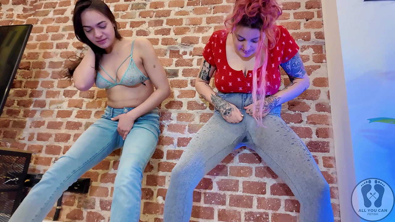 REBECA ADDAMS AND ANA SPEARS PEEING ON JEANS SHOW OFF