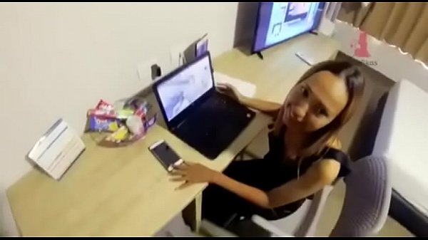 Malefika busca sexo en el hotel, y consigue lo que buscaba