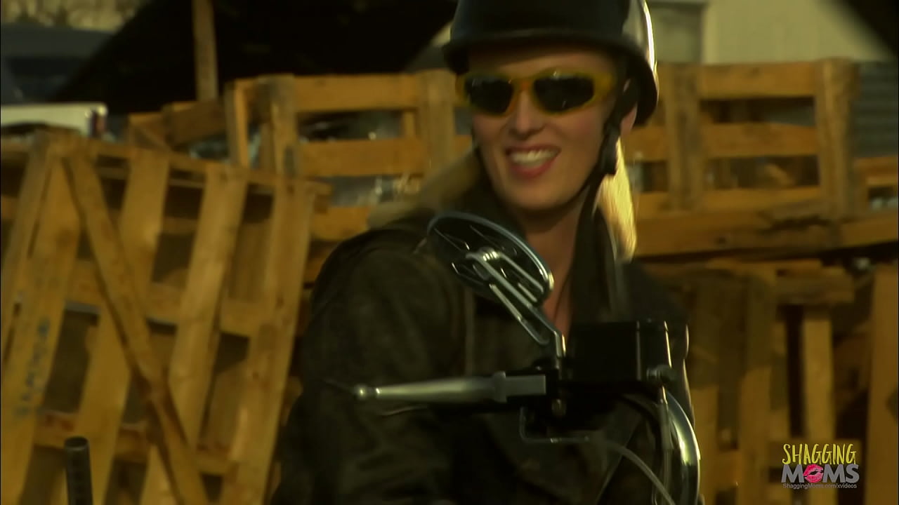 Having such a hot milf body the blond is able to arouse any man