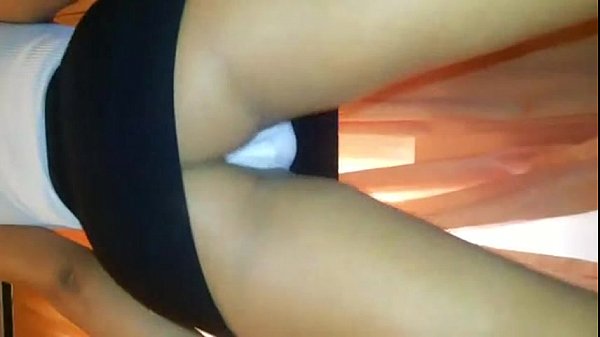 Novinha dan&ccedil;ando funk de fio dental