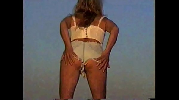 Loira se exibindo com Shortinho socadinho