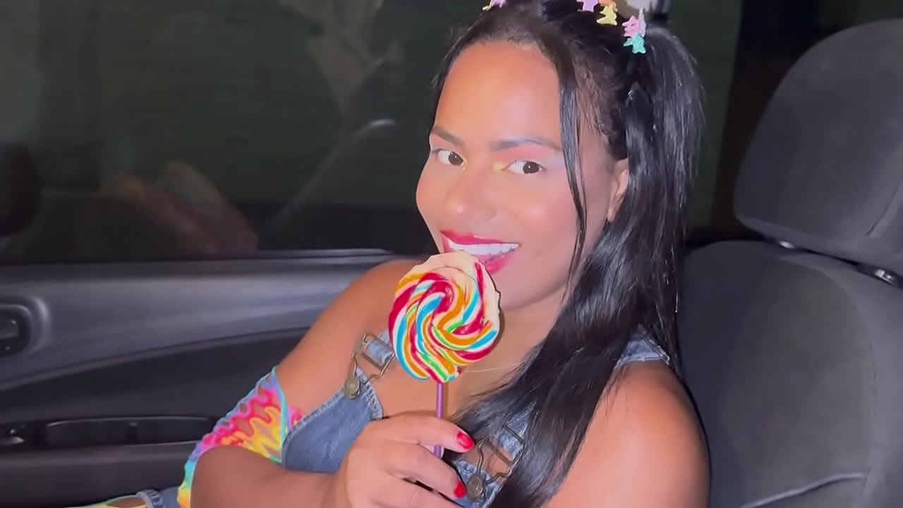 encontrei com uma novinha brincando no parque e ela pediu pra bricar com meu pirulito cabecudo ent&atilde;o levei ela para o carro(COMPLETO NO RED)