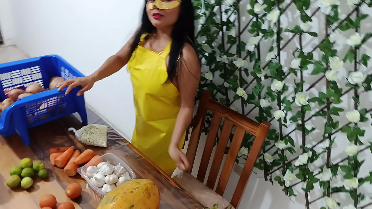 Sexo com a vendedora de verduras! Ela n&atilde;o tinha troco, ent&atilde;o acabamos transando em p&eacute; no local de trabalho dela.