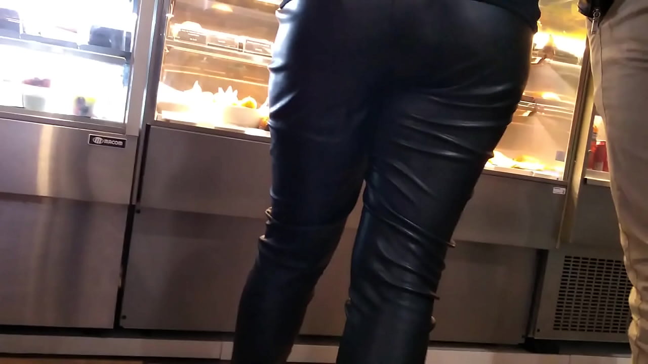 Novinha de cal&ccedil;a de couro sexy na fila da pra&ccedil;a de aliementa&ccedil;&atilde;o do shopping.