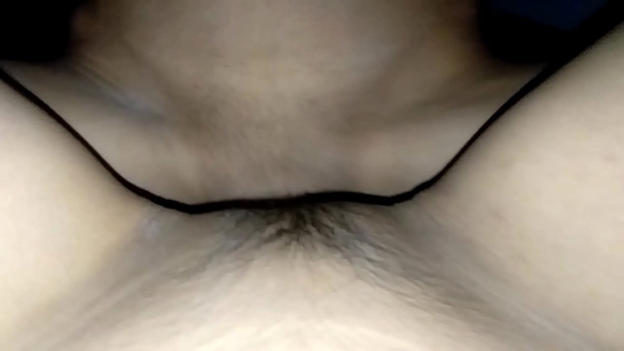 น้ำพุ่งเข้ารูหีของเธอ