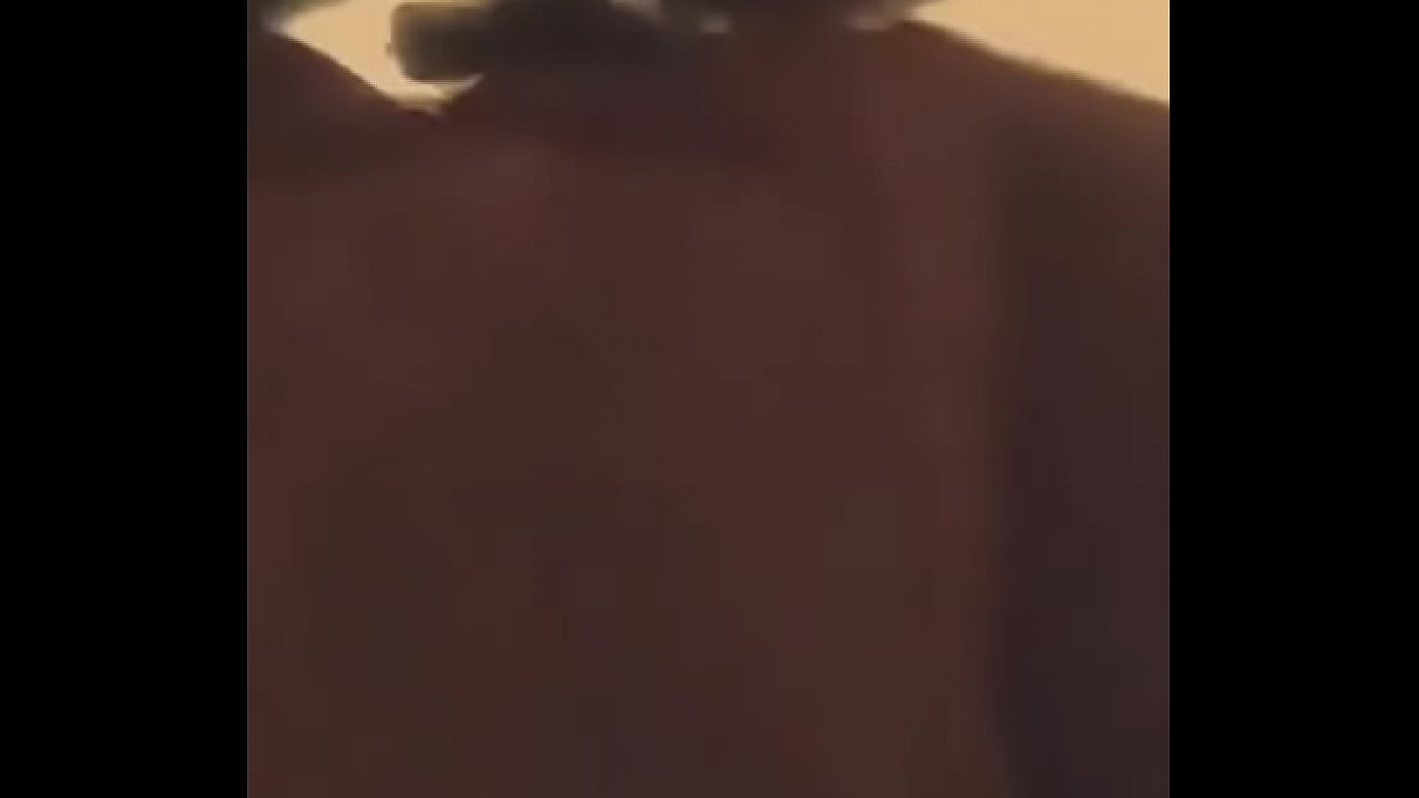 Dildo no cu e esfregando a rola