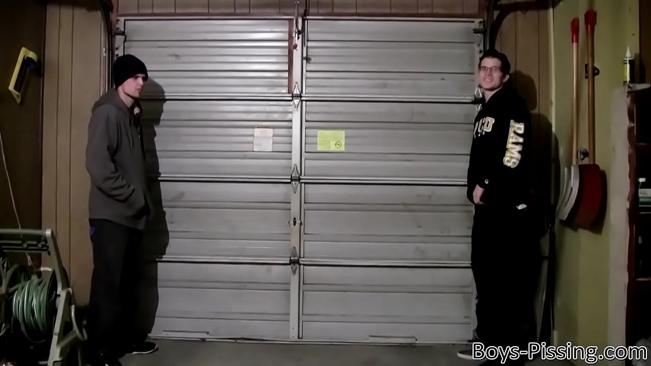 Amateur bad boys jerk off while pissing