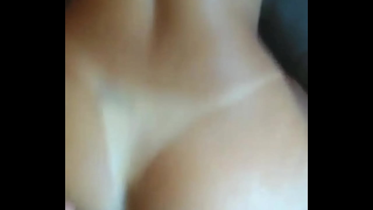 Young peladinha on the sofa giving her (complete in Red)