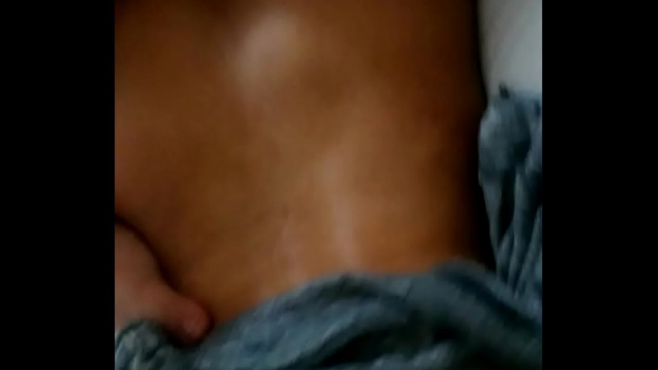 preta gosando com o cacete no cuzinho