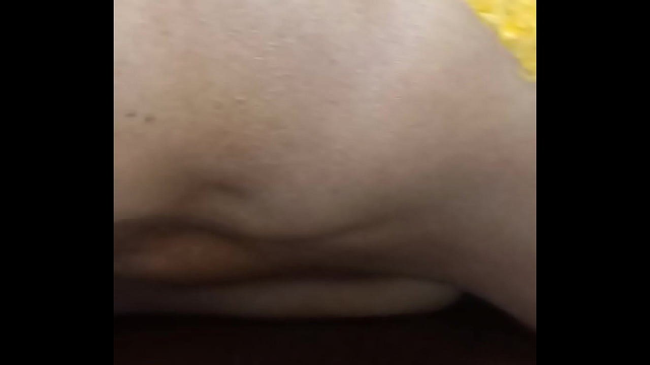 Joven blaca de co&ntilde;o virgen tomando enorme polla negra del amigo