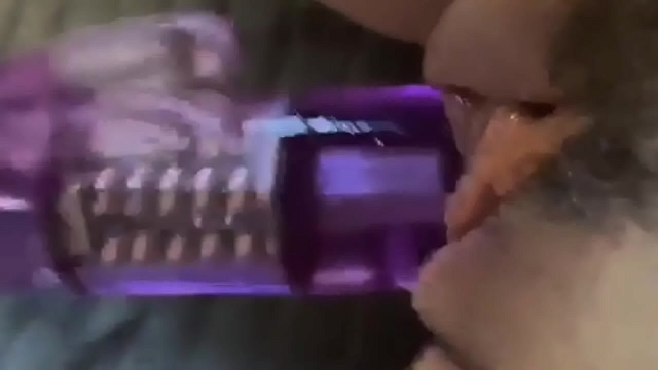 Esperando una buena polla, posiblemente negra, extiendo mi co&ntilde;o con un consolador y lo disfruto como una perra