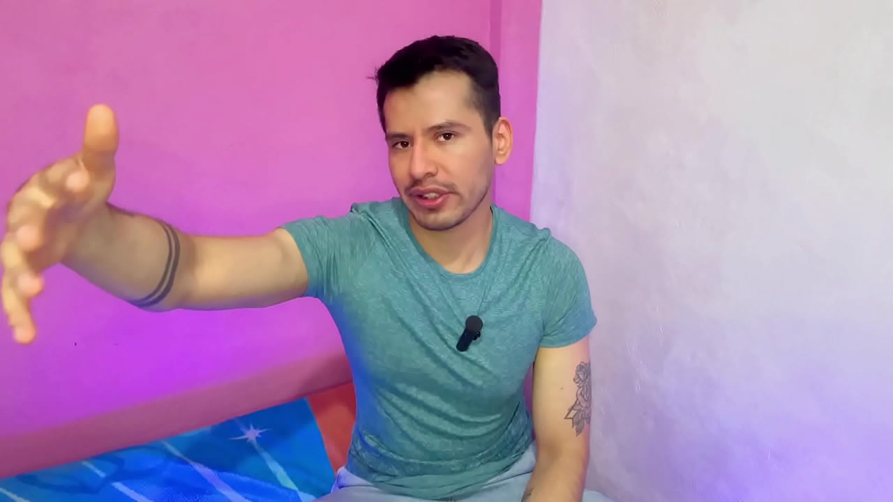 Futbolista hetero vergon y joven mesero se chupan sus vergotas en los ba&ntilde;os publicos del bar!