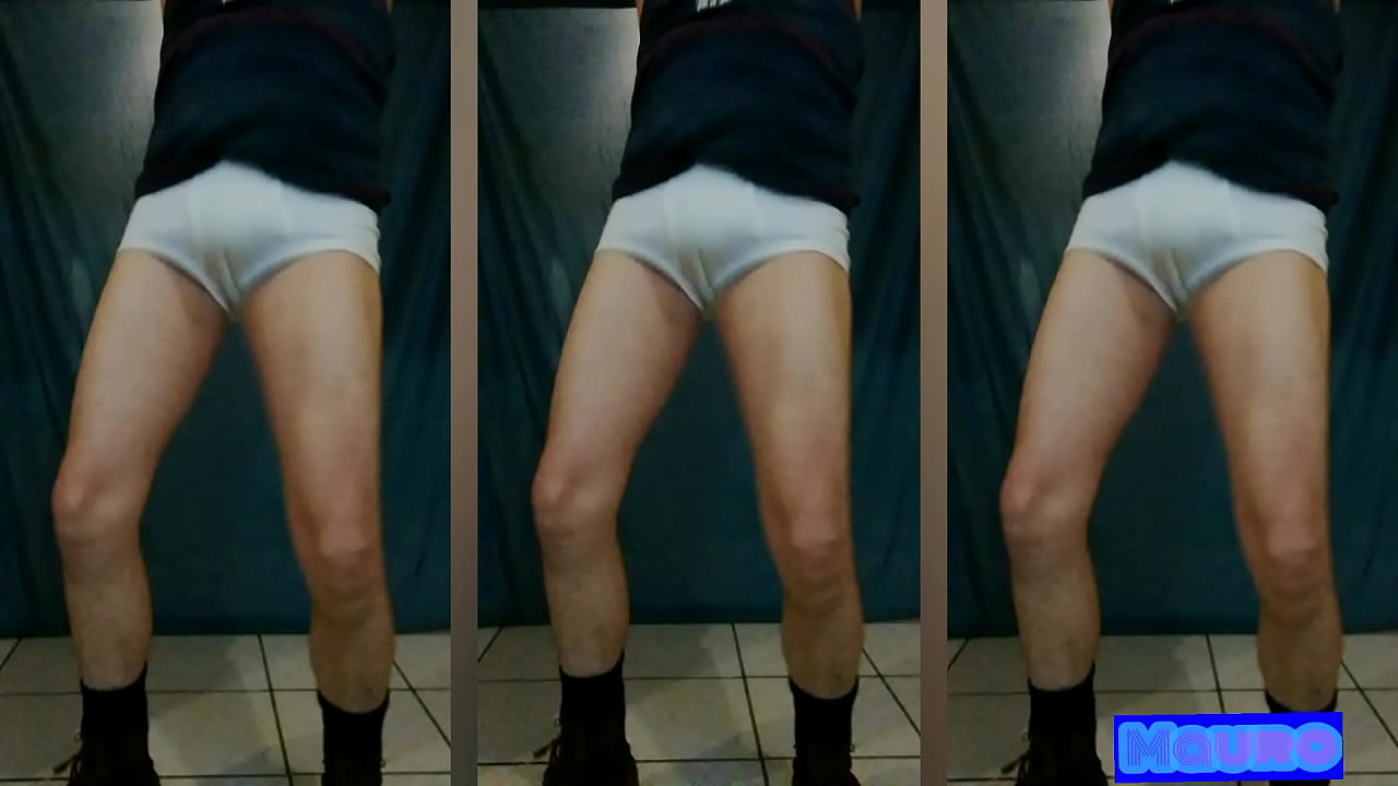 Alejandro baila en calz&oacute;n blanco