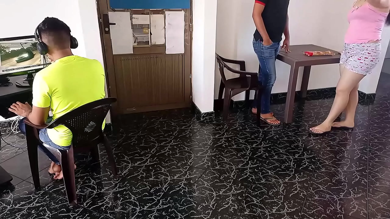 My husband's cuckold plays on his computer while his best friend penetrates my ass with his huge cock, my anus has never been so open