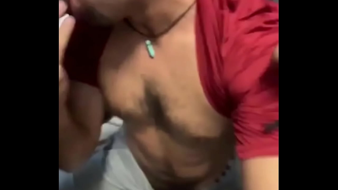 3 Pirocas no mesmo Box do banheiro querendo mamada e uma m&atilde;o boba por baixo pegando no meu Pau