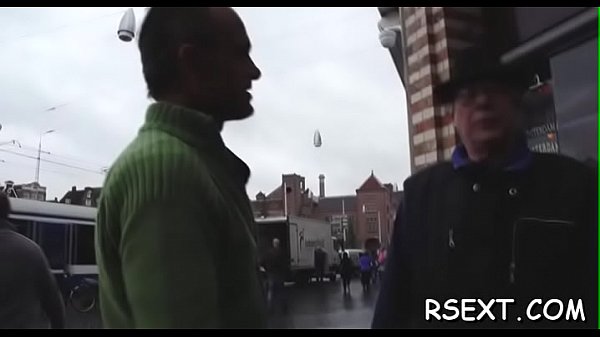 Hottie takes it up the arse