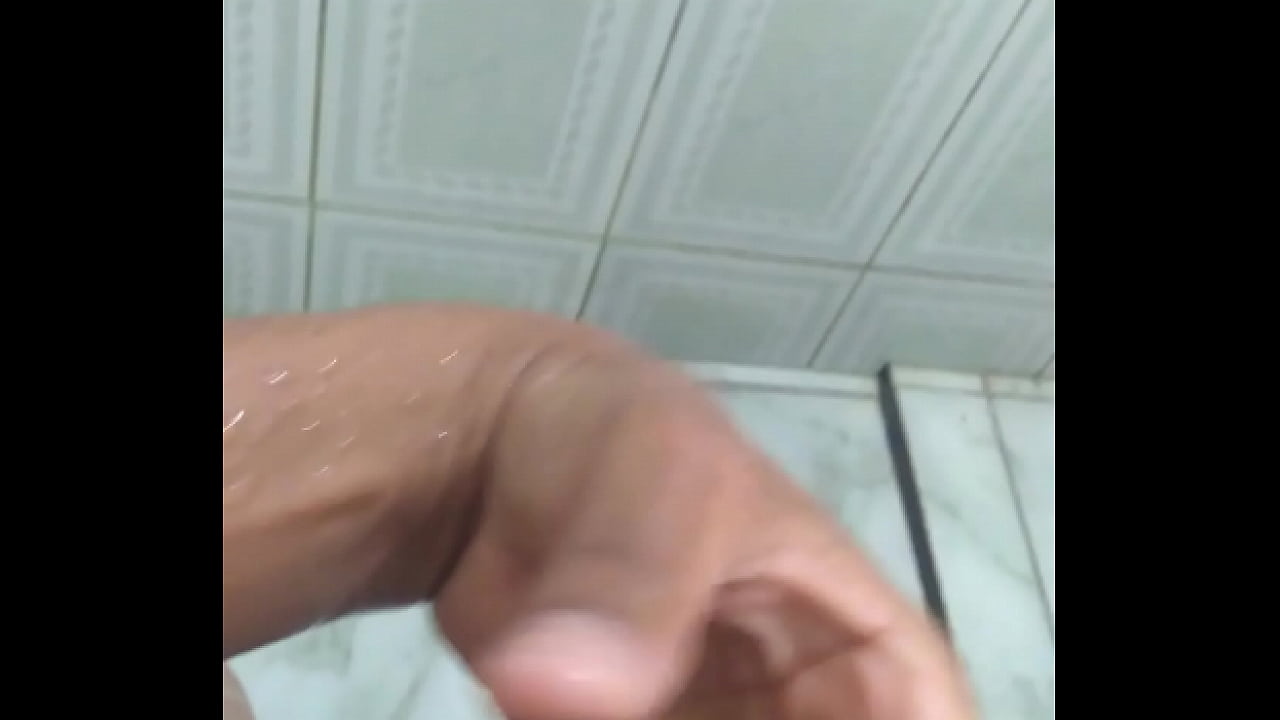 Garoto de 18 Masturbando no Banheiro