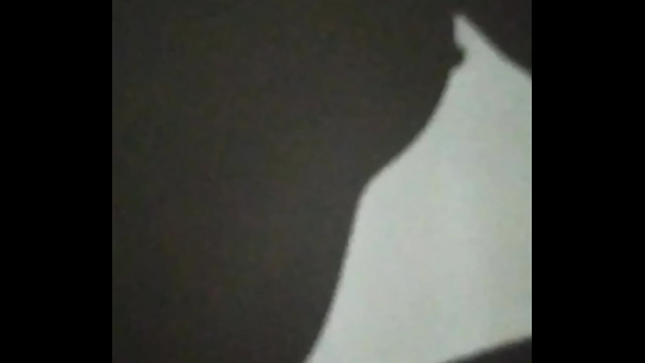 chica de rulos graba su sombra al cachar