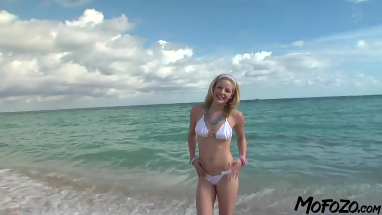 MOFOZO.com - This Is How To Pick Up A Blonde Model At The Beach