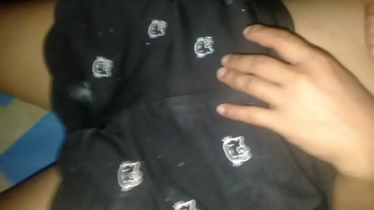 ถอดกางเกงแล้วแหกหีออกใช้นิ้วแหย่แตดแล้วเอาควยยัดรูหีจนน้ำแตกเต็มแตด