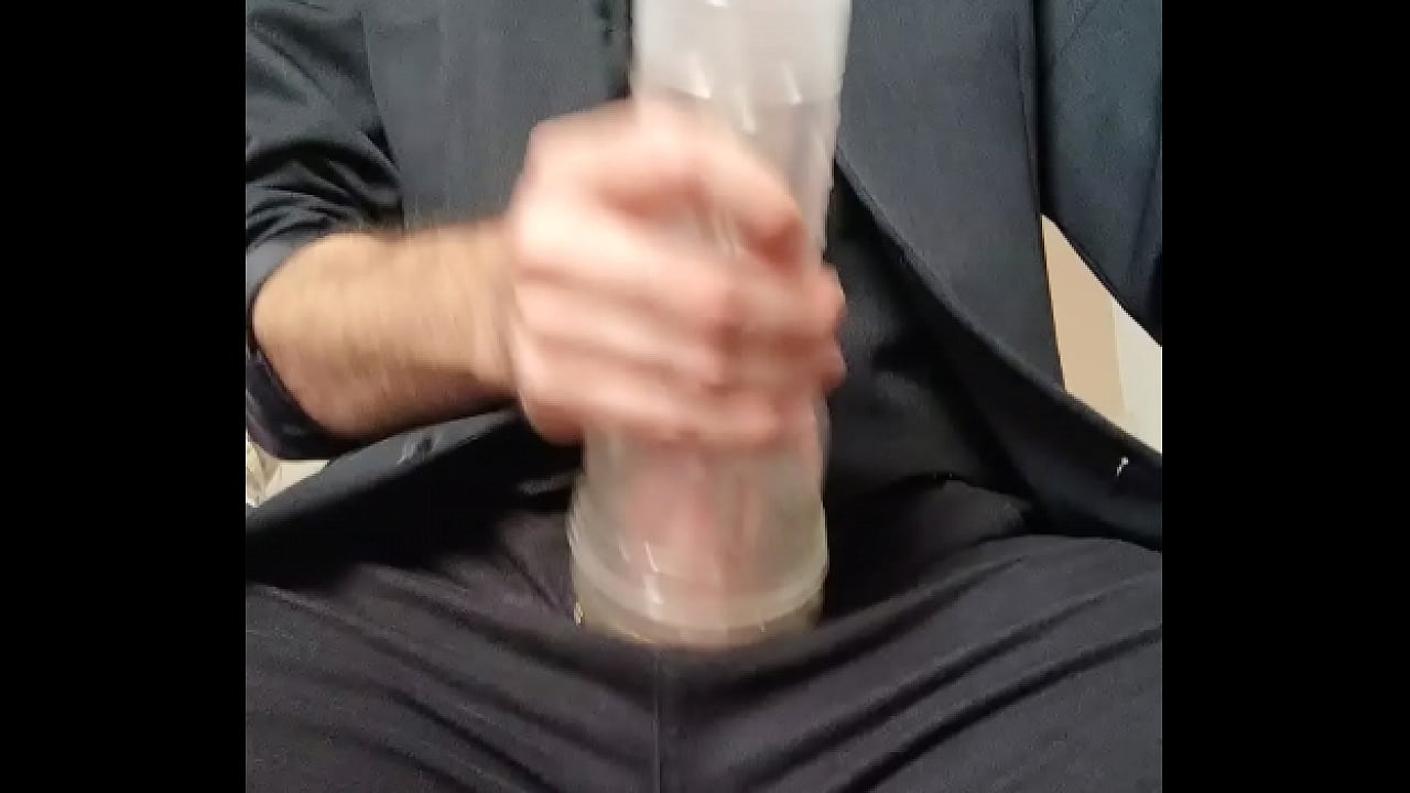 Batendo uma com Masturbador de uniforme