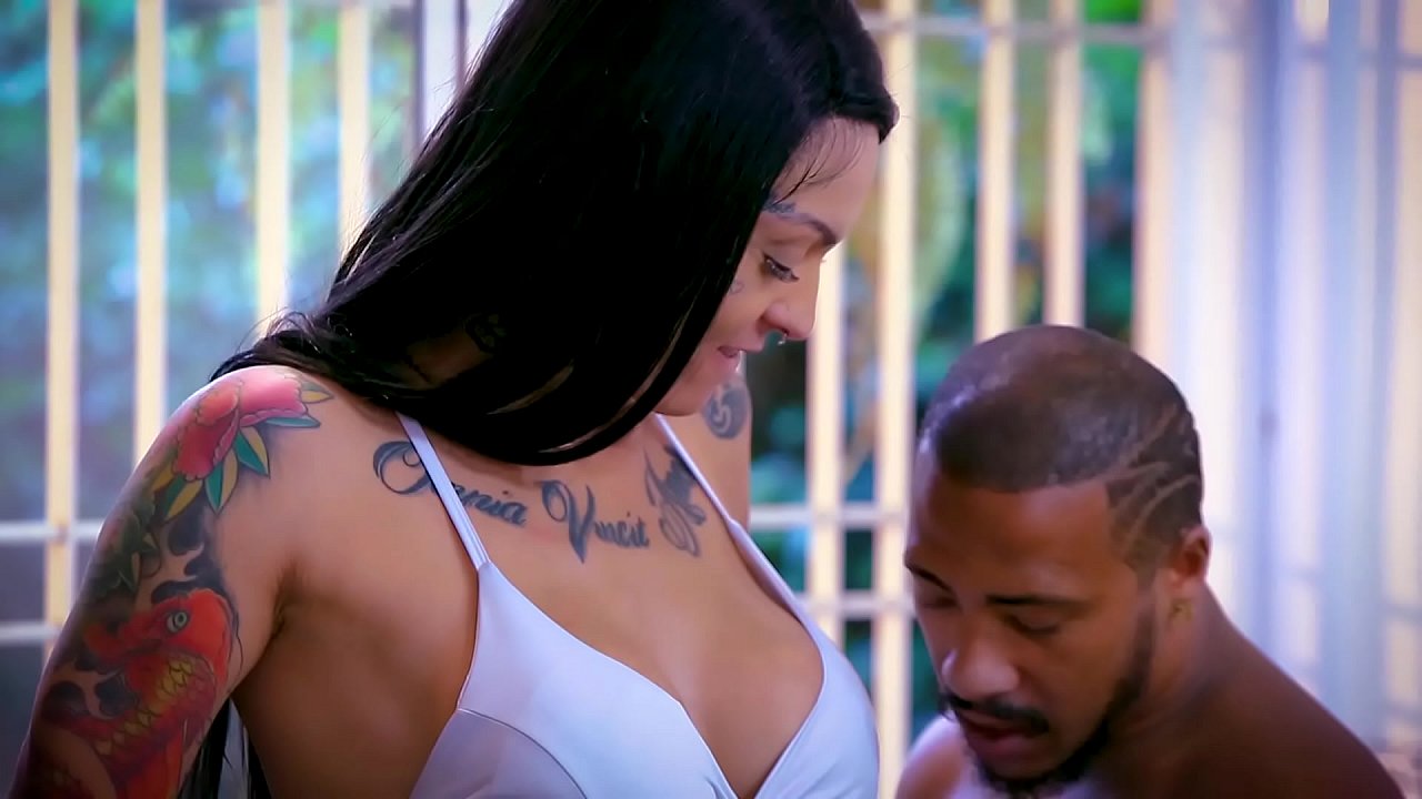 Neg&atilde;o corno pede detalhes para a esposa de sua foda na oficina