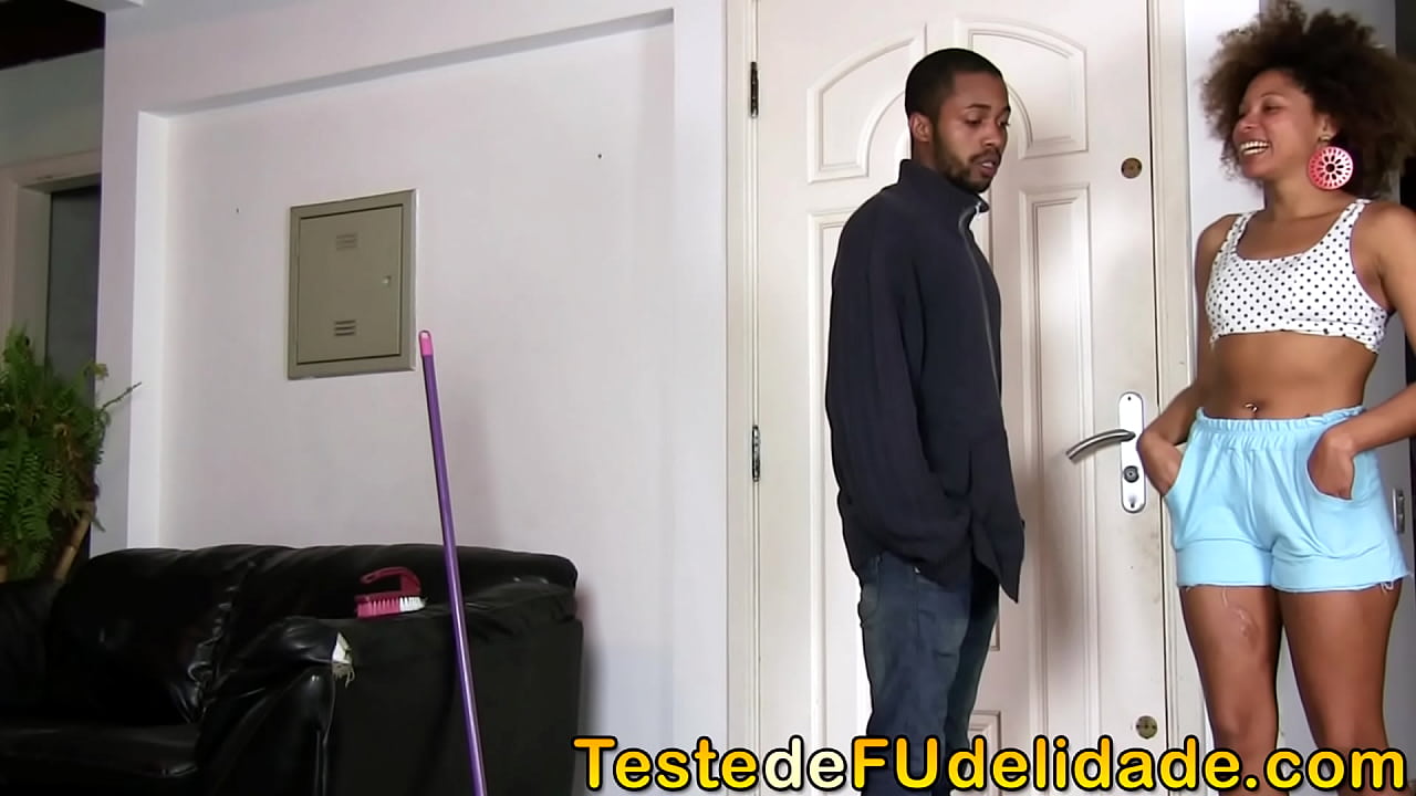 Patr&atilde;o safada gosta de ficar olhando sua empregada gostosa Giovanna Bombom limando sua casa usando apenas uma lingerie vermelha, cena completa no Site Teste de Fudelidade