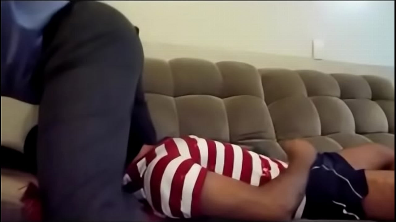 Putinho levando surra de cinto.