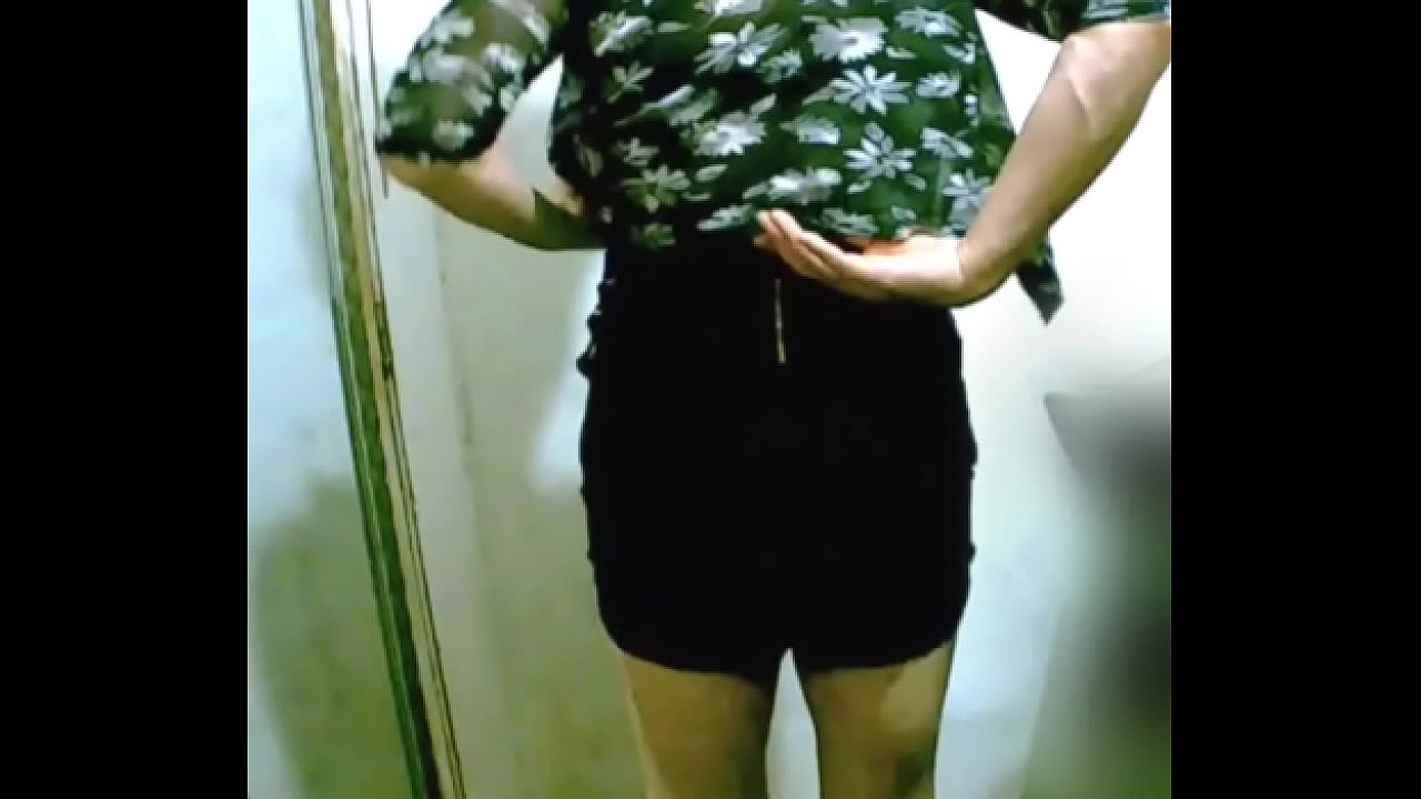 Usando o terno de secret&aacute;ria dela