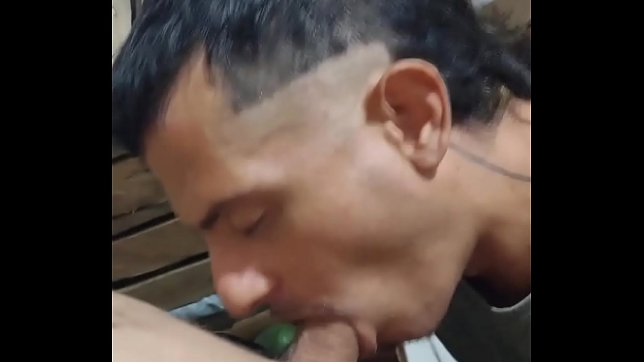 Novinho gostoso pra caralho com tesao na pica me pediu um boquete na encolha