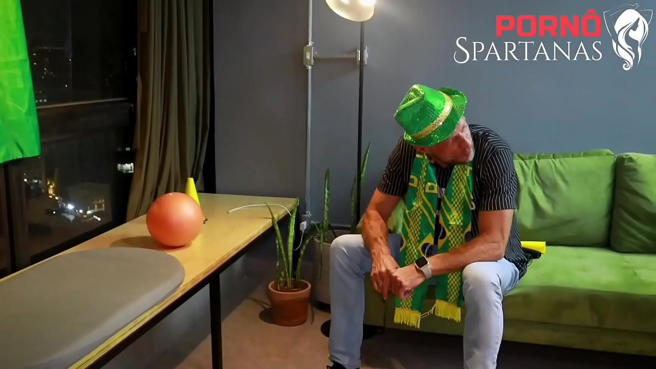 M&eacute;dico Assedia Paciente Gostosa e Ganha uma Trepada de Ouro