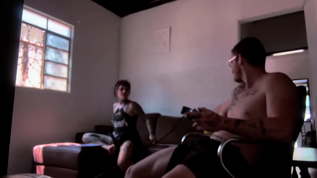 Bastidores da grava&ccedil;&atilde;o chupando o Carmona jogando video game