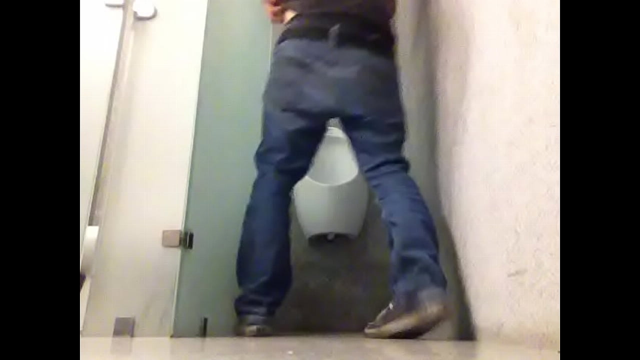 Mis nalgotas en ba&ntilde;o publico