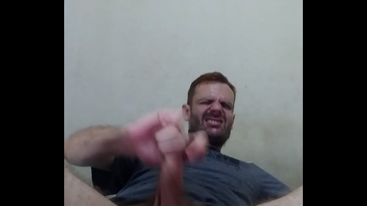 Ruivo batendo punheta com consolos no rabo