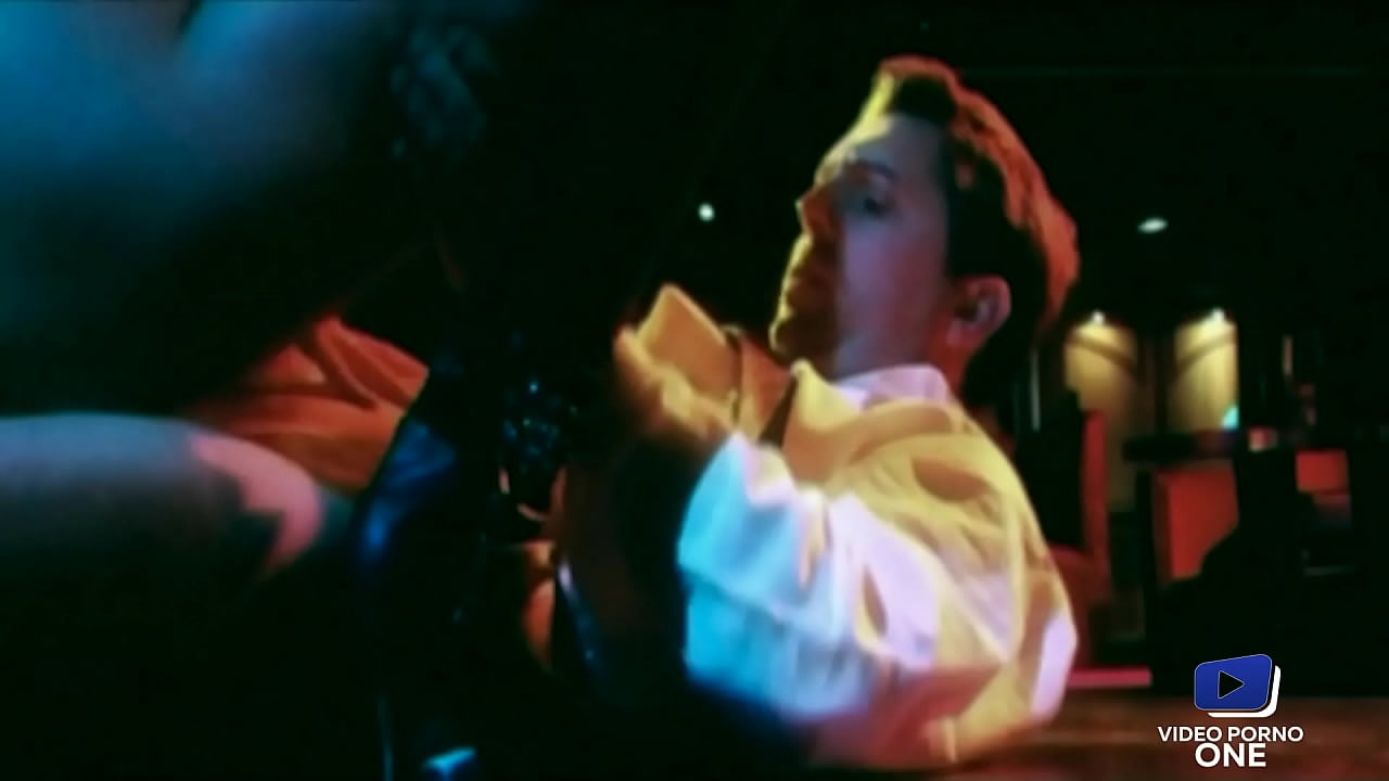 Brunette affam&eacute;e se fait baiser sur sc&egrave;ne